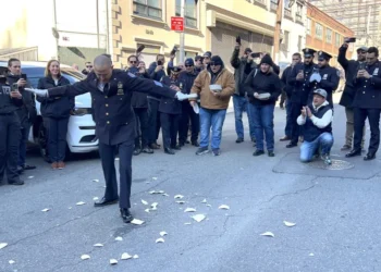 ΗΠΑ: Χορεύοντας ζεϊμπέκικο βγήκε στη σύνταξη ο Έλληνας Διοικητής της Κ-9 στη Νέα Υόρκη – Δείτε βίντεο
