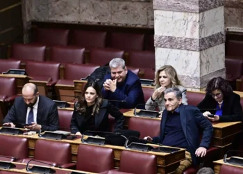 Πρώτη διαφοροποίηση της ομάδας των 11 από τον ΣΥΡΙΖΑ – Ψήφισαν παρών σε άρθρα για τα κόκκινα δάνεια