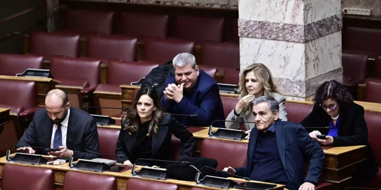 Πρώτη διαφοροποίηση της ομάδας των 11 από τον ΣΥΡΙΖΑ – Ψήφισαν παρών σε άρθρα για τα κόκκινα δάνεια