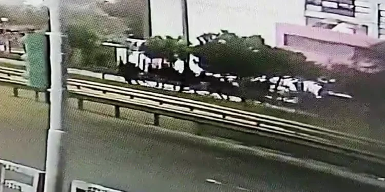 Ρέντη: Βίντεο-ντοκουμέντο από τη στιγμή που οι χούλιγκαν ρίχνουν τη φωτοβολίδα