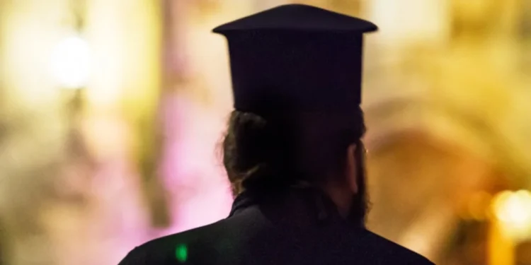 Πύργος: Ιερέας πήρε διαζύγιο από την παπαδιά γιατί εκείνη έριχνε…ταρώ