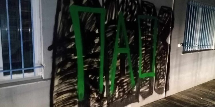 Ντροπή: Οπαδοί του ΠΑΟ βανδάλισαν το γήπεδο της ΑΕΚ Τρίπολης – Εσβησαν το «Μιχάλη ζεις» και έγραψαν «Θύρα 13» (Εικόνες)