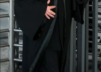 Ιερέας καταράστηκε πασίγνωστη Ελληνίδα κατά τη διάρκεια της εξομολόγησης της (vid)