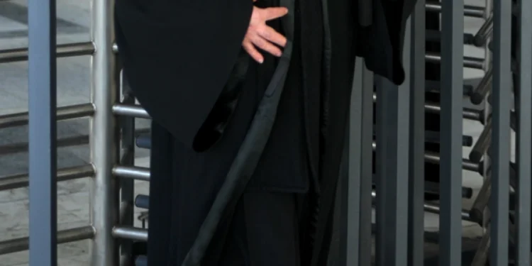 Ιερέας καταράστηκε πασίγνωστη Ελληνίδα κατά τη διάρκεια της εξομολόγησης της (vid)