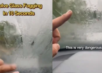 Viral το βίντεο που δείχνει πώς μπορείς να ξεθολώσεις το παρμπρίζ του αυτοκινήτου σε μόλις 10 δευτερόλεπτα (vid)