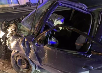 Πειραιάς: Δύο οι τραυματίες από το τροχαίο – Το αυτοκίνητο πέρασε με κόκκινο και έπεσε πάνω στο λεωφορείο