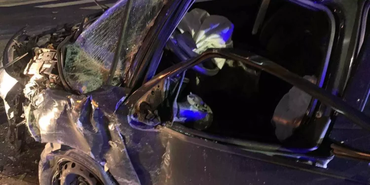 Πειραιάς: Δύο οι τραυματίες από το τροχαίο – Το αυτοκίνητο πέρασε με κόκκινο και έπεσε πάνω στο λεωφορείο