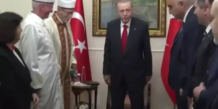 Ο Ερντογάν στην πρεσβεία της Τουρκίας στην Αθήνα – Ο μοναδικός Έλληνας επιχειρηματίας που συνάντησε