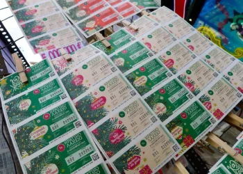 Πρωτοχρονιάτικο Λαχείο 2024: Τι ώρα είναι η κλήρωση, πότε βγαίνουν τα αποτελέσματα και τα ποσά που θα μοιράσει