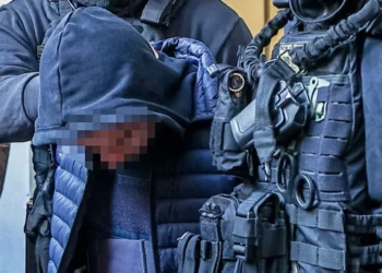 Επεισόδια στου Ρέντη: Έριξε και ο αδερφός του 18χρονου φωτοβολίδα – Πυρίτιδα στα χέρια του μάνατζερ τράπερ