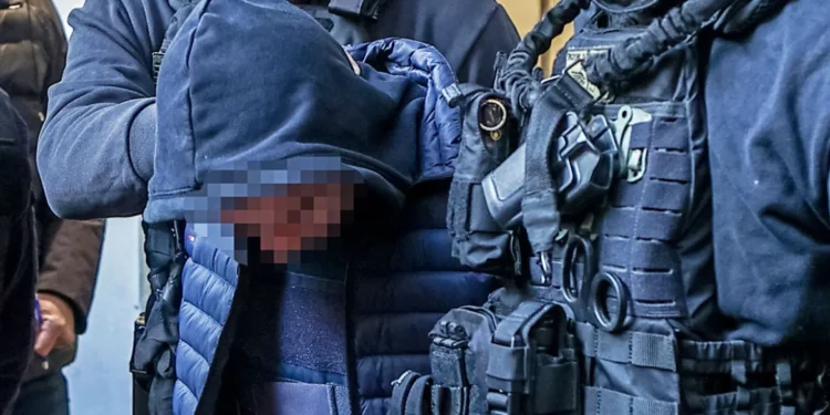 Επεισόδια στου Ρέντη: Έριξε και ο αδερφός του 18χρονου φωτοβολίδα – Πυρίτιδα στα χέρια του μάνατζερ τράπερ