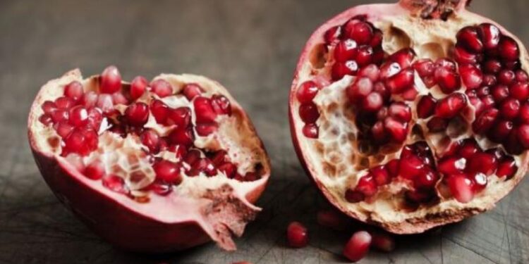 Γιατί σπάμε ρόδι την Πρωτοχρονιά – Τι συμβολίζει το έθιμο