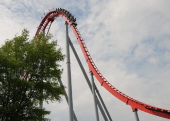 Επιβάτες roller coaster έμειναν κρεμασμένοι ανάποδα για 45 λεπτά σε ύψος 45 μέτρων