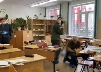 Ρωσία: 14χρονη μπήκε σε σχολείο με καραμπίνα και σκότωσε μια συμμαθήτριά της – Τραυμάτισε άλλους 5 και αυτοκτόνησε