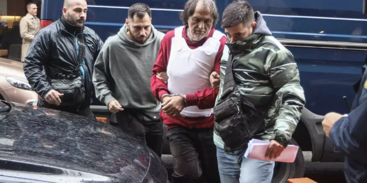 Γυναικοκτονία στη Σαλαμίνα: «Σκέφτηκα να αυτοκτονήσω, αλλά μύρισα το μπαρούτι και ανακατεύτηκα» λέει ο δράστης – Όλη η δικογραφία