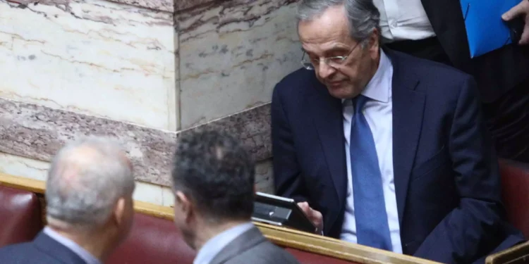 «Πέρασε» η τροπολογία για τους μετανάστες – Καταψήφισε ο Σαμαράς – «Ό,τι είχα χρέος να πω, το είπα»