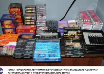 Σέρρες: Έκρυβε χιλιάδες κροτίδες, μαχαίρια και ρόπαλα στο σπίτι του