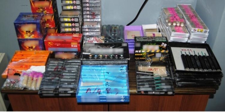 Σέρρες: Έκρυβε χιλιάδες κροτίδες, μαχαίρια και ρόπαλα στο σπίτι του