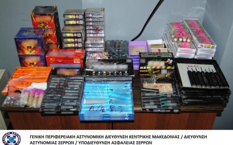 Σέρρες: Έκρυβε χιλιάδες κροτίδες, μαχαίρια και ρόπαλα στο σπίτι του