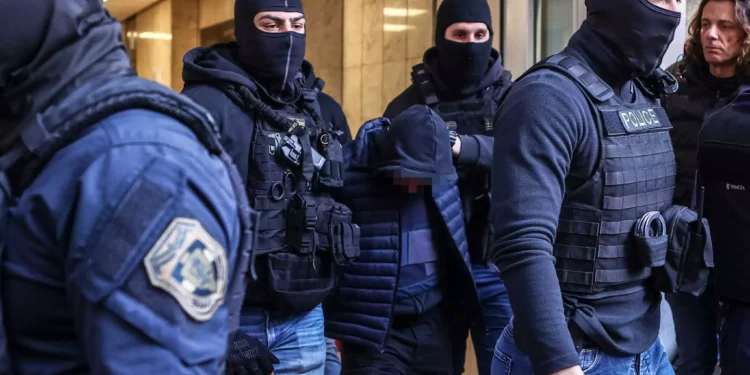 Επεισόδια στου Ρέντη: Συμπληρωματική κατάθεση δίνει ο αδερφός του 18χρονου που έριξε τη φωτοβολίδα στον αστυνομικό