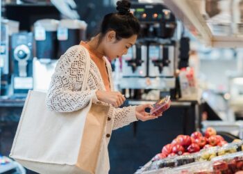 Ακρίβεια: Ελληνικά προϊόντα πωλούνται φθηνότερα στα σούπερ μάρκετ της Γερμανίας
