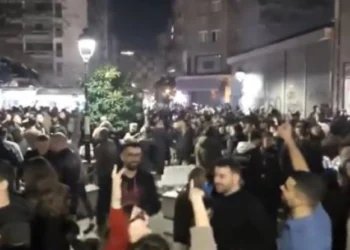 Συγκλονιστικό βίντεο με τους Θεσσαλονικείς να αποχαιρετούν τον Βασίλη Καρρά τραγουδώντας στα Λαδάδικα