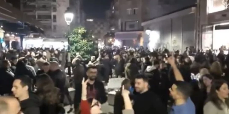 Συγκλονιστικό βίντεο με τους Θεσσαλονικείς να αποχαιρετούν τον Βασίλη Καρρά τραγουδώντας στα Λαδάδικα