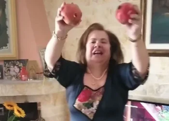 Η Έφη Θώδη είπε τα κάλαντα σε μία δική της εκτέλεση, χορεύοντας με ρόδια στα χέρια