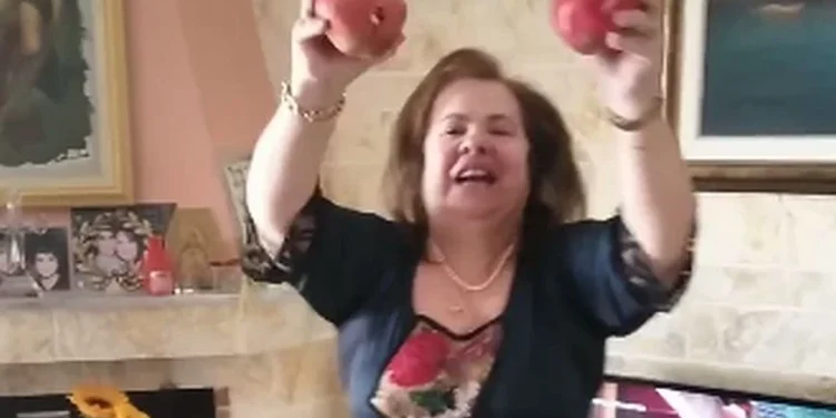 Η Έφη Θώδη είπε τα κάλαντα σε μία δική της εκτέλεση, χορεύοντας με ρόδια στα χέρια