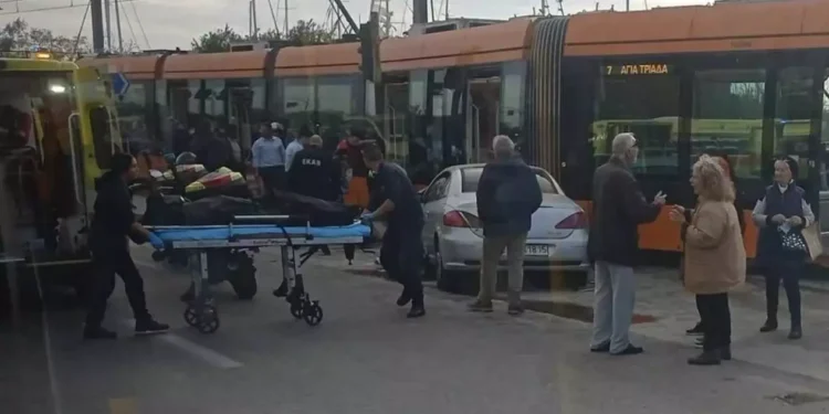 Ένας νεκρός από σύγκρουση τραμ με αυτοκίνητο στο Παλαιό Φάληρο – Έκτακτες κυκλοφοριακές ρυθμίσεις