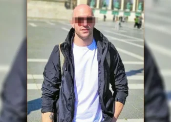 Ακρωτηρίασαν το ένα πόδι του αστυνομικού που τραυματίστηκε από τη φωτοβολίδα – Δίνει μάχη για τη ζωή του