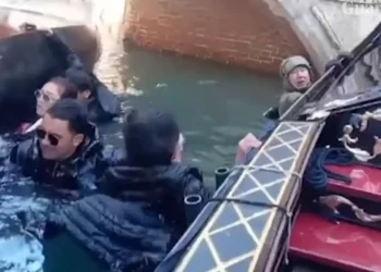 Βενετία: Τουρίστες έπεσαν σε κανάλι από γόνδολα τραβώντας σέλφι – Δεν άκουσαν τις οδηγίες του γονδολιέρη