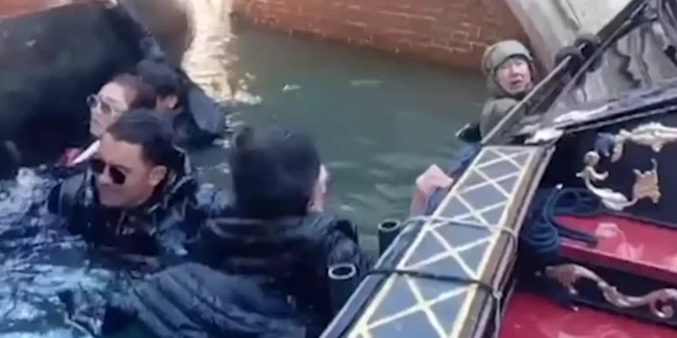 Βενετία: Τουρίστες έπεσαν σε κανάλι από γόνδολα τραβώντας σέλφι – Δεν άκουσαν τις οδηγίες του γονδολιέρη