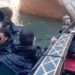 Βενετία: Τουρίστες έπεσαν σε κανάλι από γόνδολα τραβώντας σέλφι – Δεν άκουσαν τις οδηγίες του γονδολιέρη
