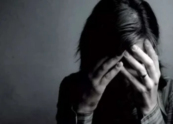 Αδιανόητο περιστατικό: Ξυλοκόπησε την πρώην σύντροφό του έξω από το σχολείο της κόρης τους (vid)