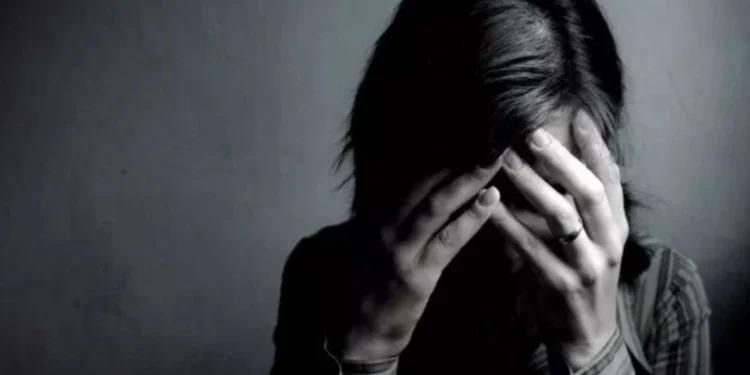 Αδιανόητο περιστατικό: Ξυλοκόπησε την πρώην σύντροφό του έξω από το σχολείο της κόρης τους (vid)