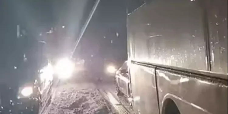 Απεγκλωβίστηκαν μετά από 17 ώρες οι 100 Θεσσαλονικείς που κόλλησαν σε χιονοθύελλα στο δρόμο από Πράγα για Βιέννη