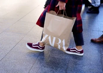 Zara: Θύελλα αντιδράσεων με τη νέα καμπάνια – Καταγγελίες ότι θυμίζει την αιματοχυσία στη Γάζα