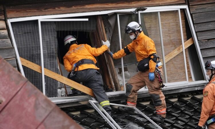 Σεισμός Ιαπωνία: Αυξάνεται ο αριθμός των νεκρών – Κάτω από δύσκολες συνθήκες ο εντοπισμός επιζώντων