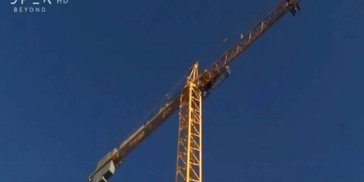 Αναστάτωση σε νηπιαγωγείο στον Άγιο Δημήτριο: Γερανός κάνει εργασίες πάνω από τα κεφάλια μαθητών