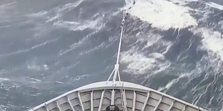 Συγκλονιστικό βίντεο: Πελώρια κύματα «καταπίνουν» κρουαζιερόπλοιο στην Ανταρκτική
