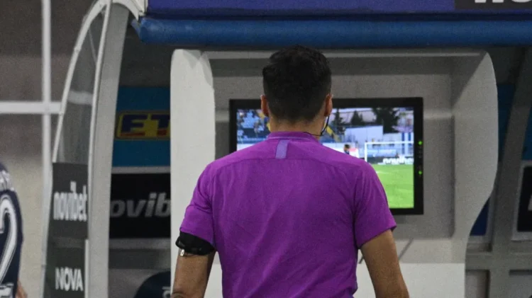 FIFA: Ισπανός ζητά 300 εκατ. δολάρια αποζημίωση για την πατέντα του VAR