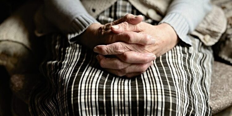 Λέρος: Χρησιμοποιούσε την ηλικιωμένη μητέρα του ως βαποράκι για διακίνηση ηρωίνης