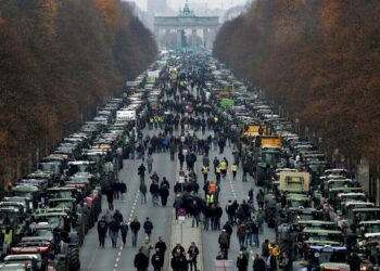 Γερμανία: Η «μαύρη Δευτέρα» του Σολτς – 10.000 αγρότες με τρακτέρ στο κέντρο του Βερολίνου