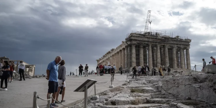 Καιρός: Συννεφιά, τοπικές βροχές αλλά και άνοδος θερμοκρασίας – Αναλυτική πρόγνωση