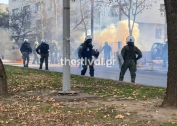 ΑΠΘ: Επεισόδια μεταξύ κουκουλοφόρων και ΜΑΤ – Μολότοφ, χημικά και κρότου λάμψης