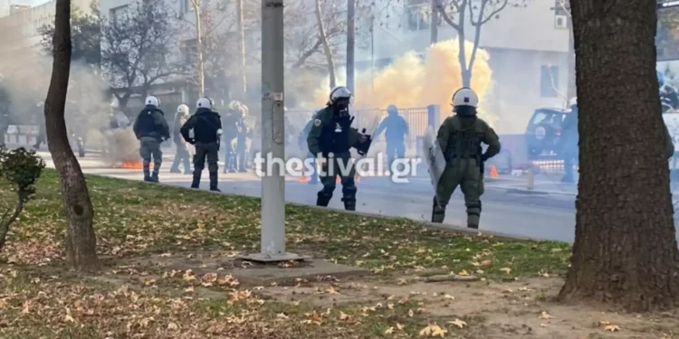 ΑΠΘ: Επεισόδια μεταξύ κουκουλοφόρων και ΜΑΤ – Μολότοφ, χημικά και κρότου λάμψης