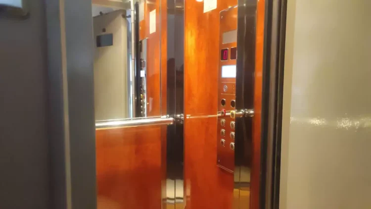 Άγιος Παντελεήμονας: Ανθρωποκυνηγητό για τον «δράκο των ασανσέρ»