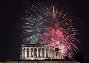 Έτσι υποδέχτηκε η Ελλάδα το 2024 – Πανέμορφες εικόνες από την αλλαγή του χρόνου σε κάθε γωνιά της χώρας