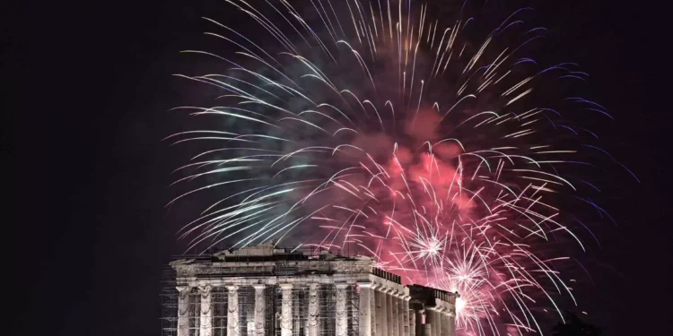 Έτσι υποδέχτηκε η Ελλάδα το 2024 – Πανέμορφες εικόνες από την αλλαγή του χρόνου σε κάθε γωνιά της χώρας